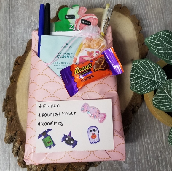 Blind Date With A Book (Haunted House) - Picture 1 of 3
